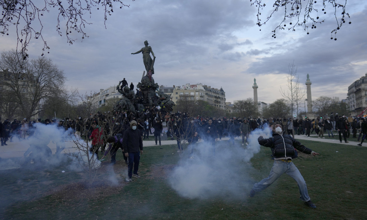Francuska se ne smiruje: Opet se sukobili DEMONSTRANTI i POLICIJA na PROTESTIMA
