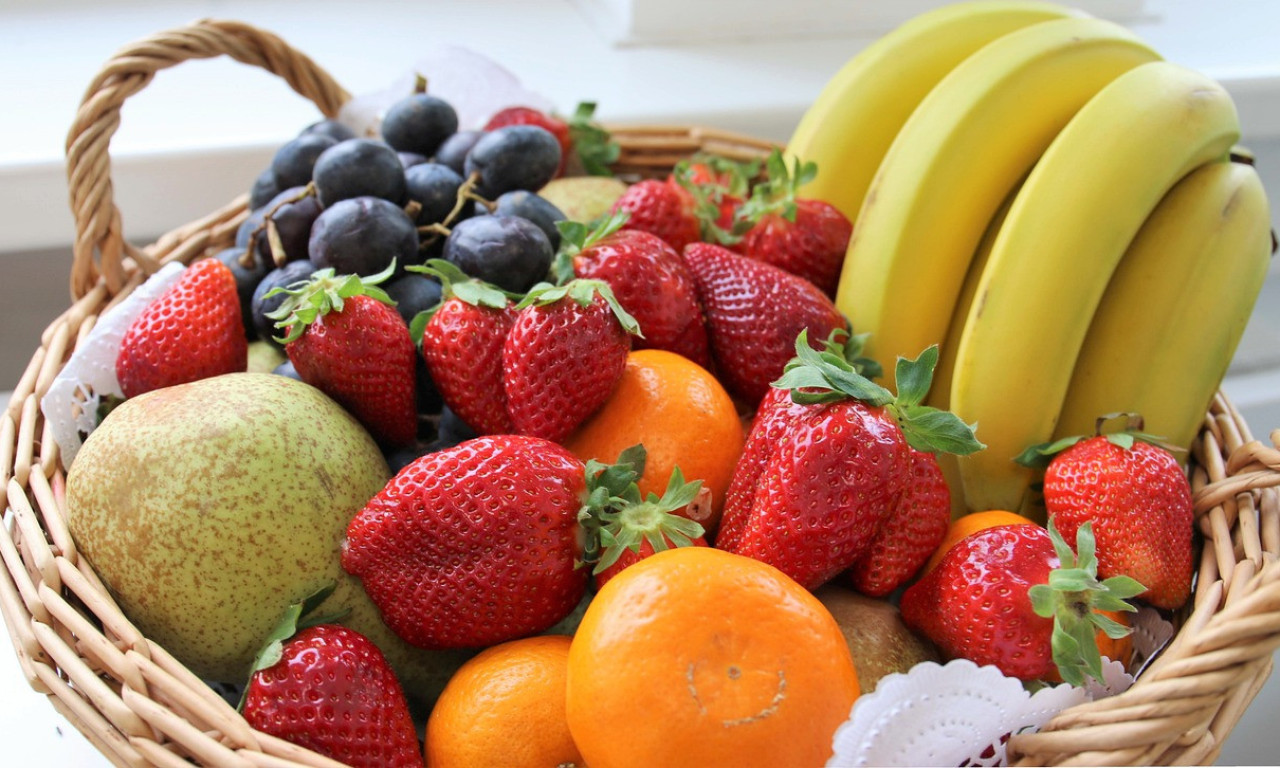 STIGLE SU PRVE JAGODE, A CENA JE SVE OSTAVILA U ŠOKU Evo koliko košta voće na pijacama i da li je stvarno organsko