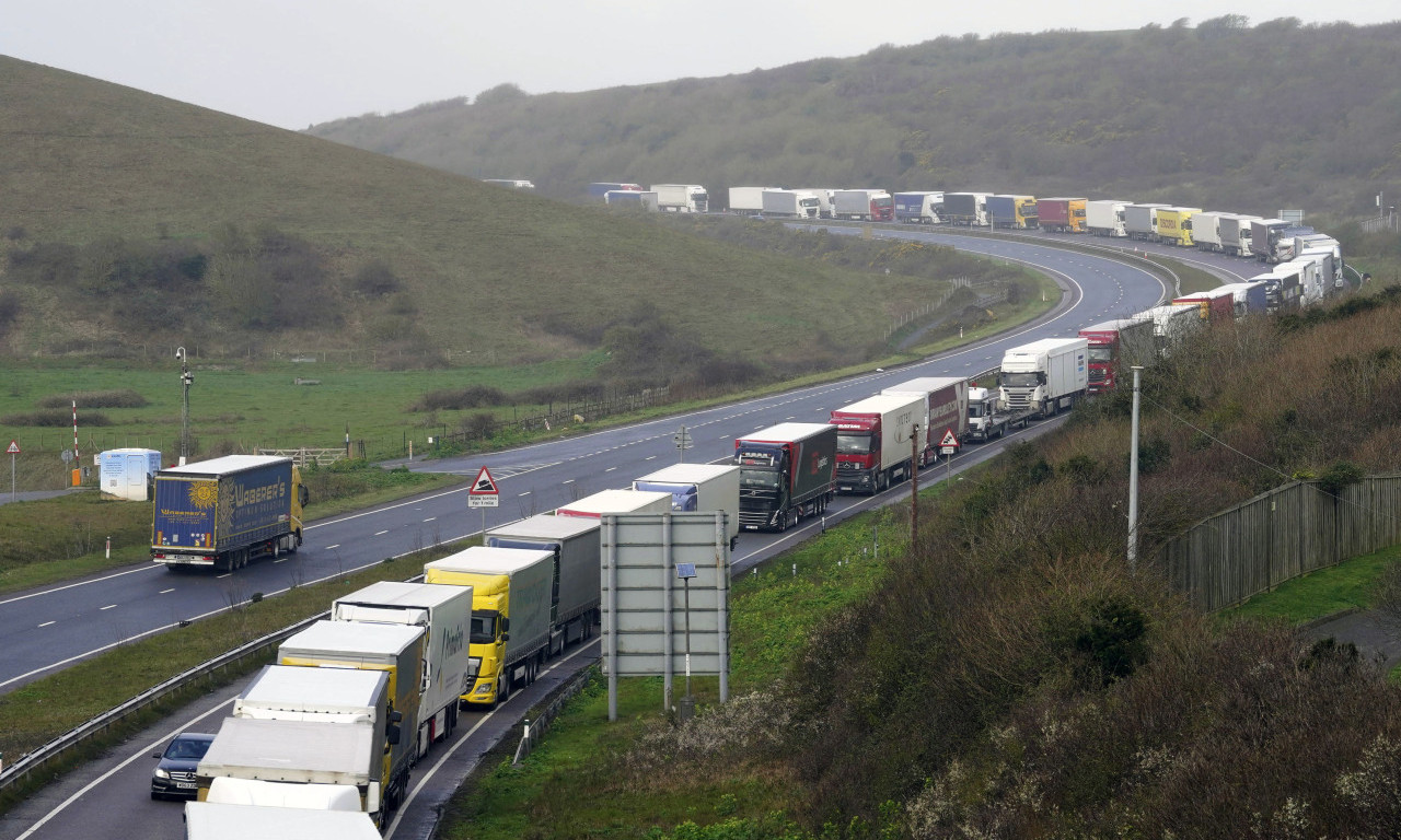 KILOMETARSKE KOLONE NA IZLAZU IZ SRBIJE: Vozači zarobljeni satima, evo gde je najkritičnije