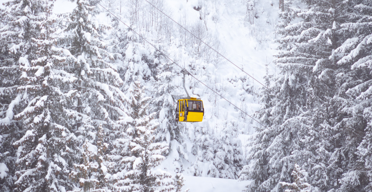 DRAMA U POZNATOM SKI CENTRU Desetine skijaša zarobljeno! Hitna evakuacija iz gondola (VIDEO)