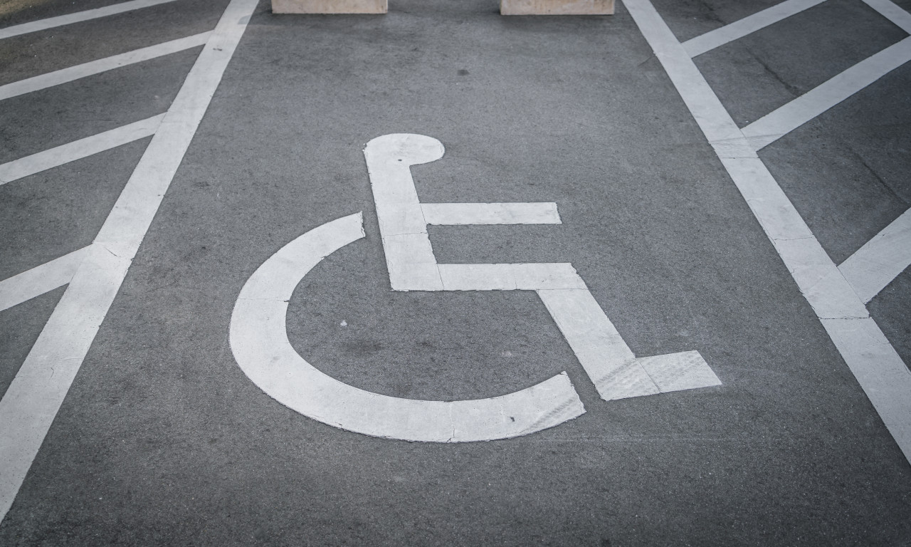 SRBIN GLUMIO INVALIDA NA PARKINGU, PA PLATIO PAPRENU KAZNU! Ovako ga je otkrila policija u Austriji