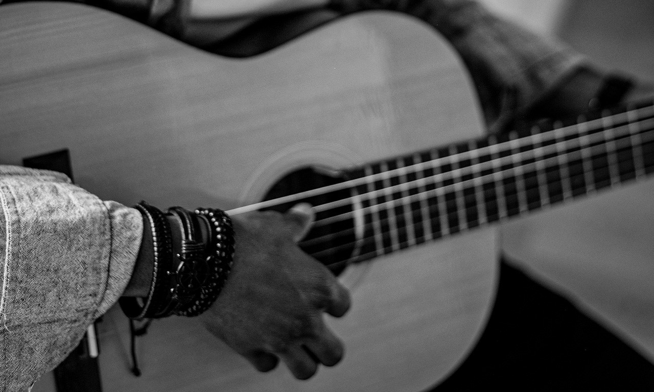 UMRO PRVI SRPSKI ROK GITARISTA Bio deo poznate grupe od njenog osnivanja