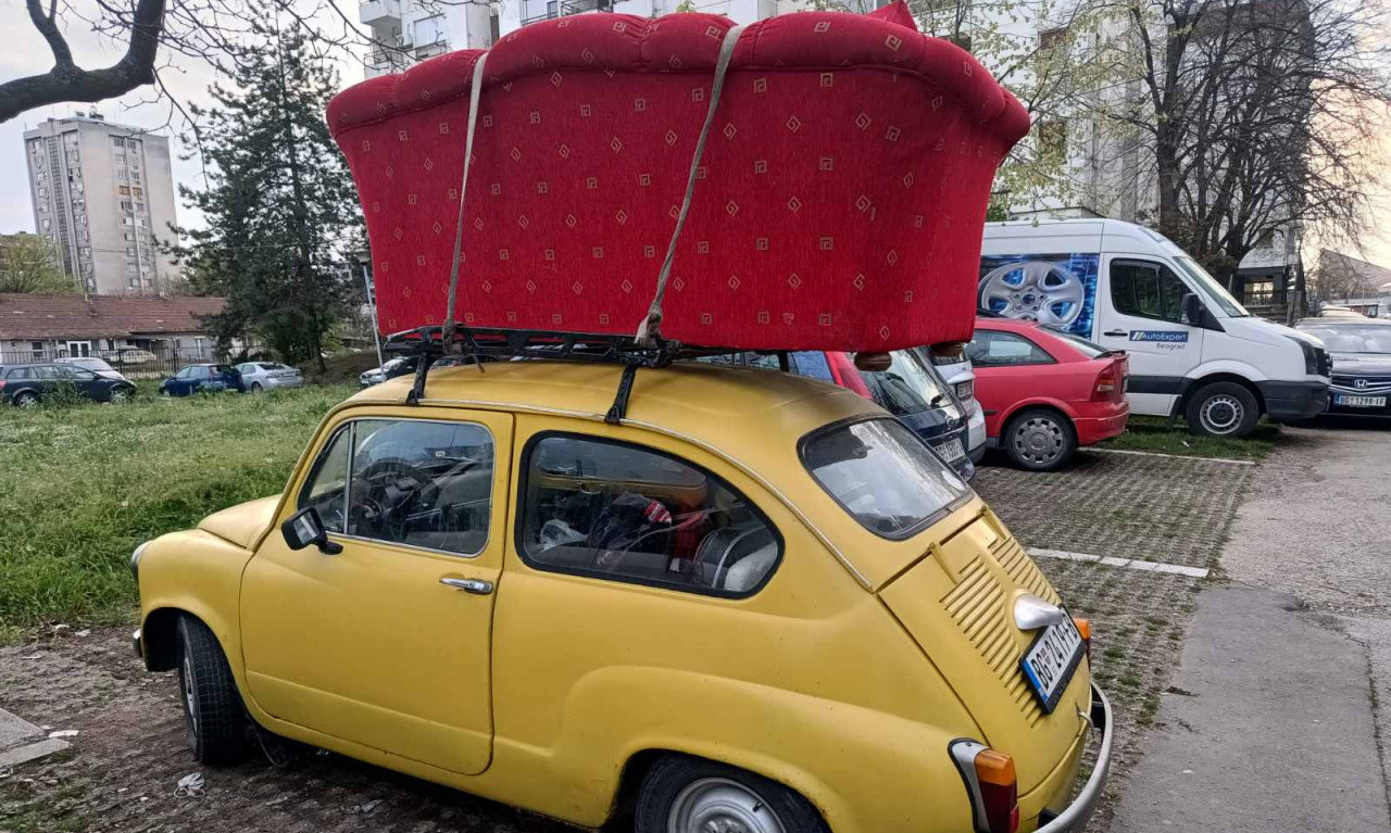 SCENA SA BG PARKINGA nas vratila u BOLJU PROŠLOST: "Fića" sa plišanim trosedom na krovu - prave VESELE SEDAMDESETE