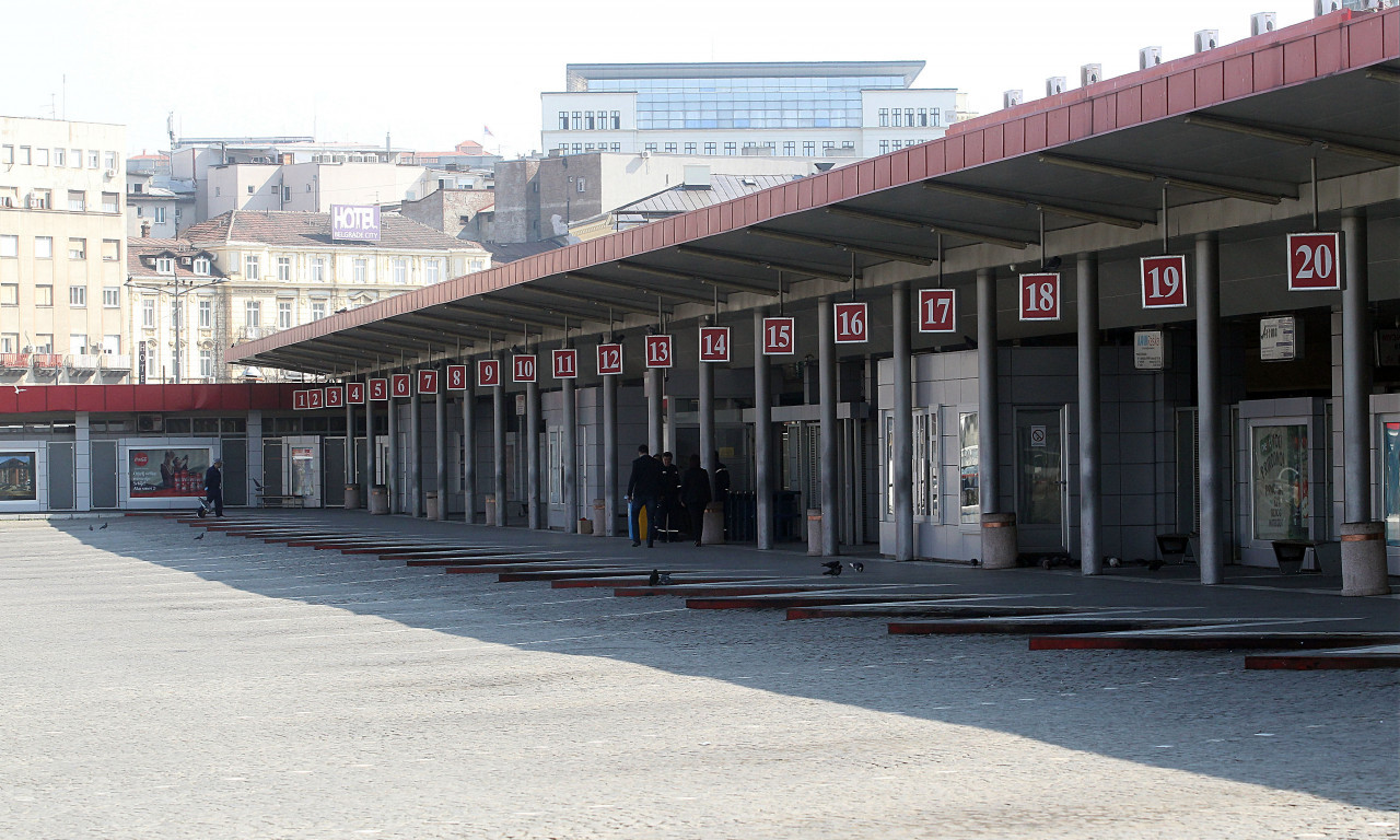 Nesvakidašnji slučaj u Beogradu: Devojka (20) se PORODILA NA PERONU autobuske stanice