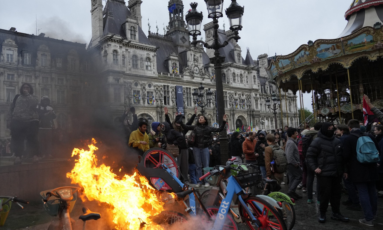 LUDILO u centru PARIZA: Ustavni savet za "Makronove penzije", DEMONSTRANTI palili prestonicu Francuske
