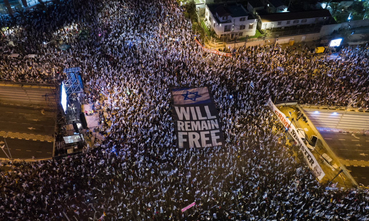 IZRAELCI neće pokvarenu VLADU koja kontroliše VRHOVNI SUD: Ulice GORE, desetine hiljada ljudi PROTESTUJE
