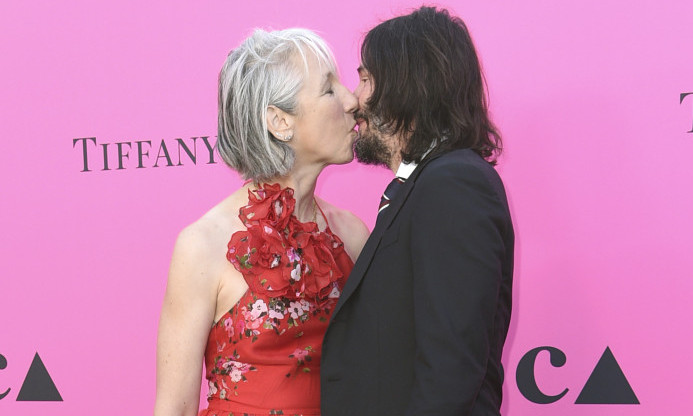 Kijanu Rivs PRVI PUT u JAVNOSTI POLJUBIO 10 godina mlađu PARTNERKU: Ova fotka je obišla svet