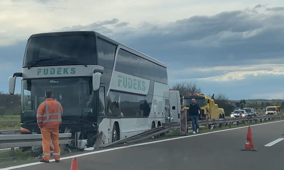 SAOBRAĆAJNA NESREĆA kod JAGODINE: AUTOBUS sa ĐACIMA probio zaštitnu ogradu na auto-putu