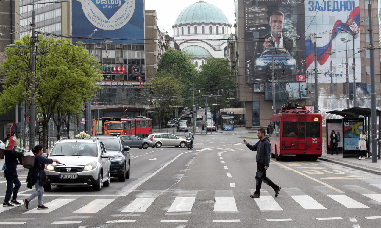 PRIZOR U BEOGRADU ŠOKIRAO GRAĐANE! Potpuno NAG MUŠKARAC šeta gradom i zaustavlja automobile (FOTO)