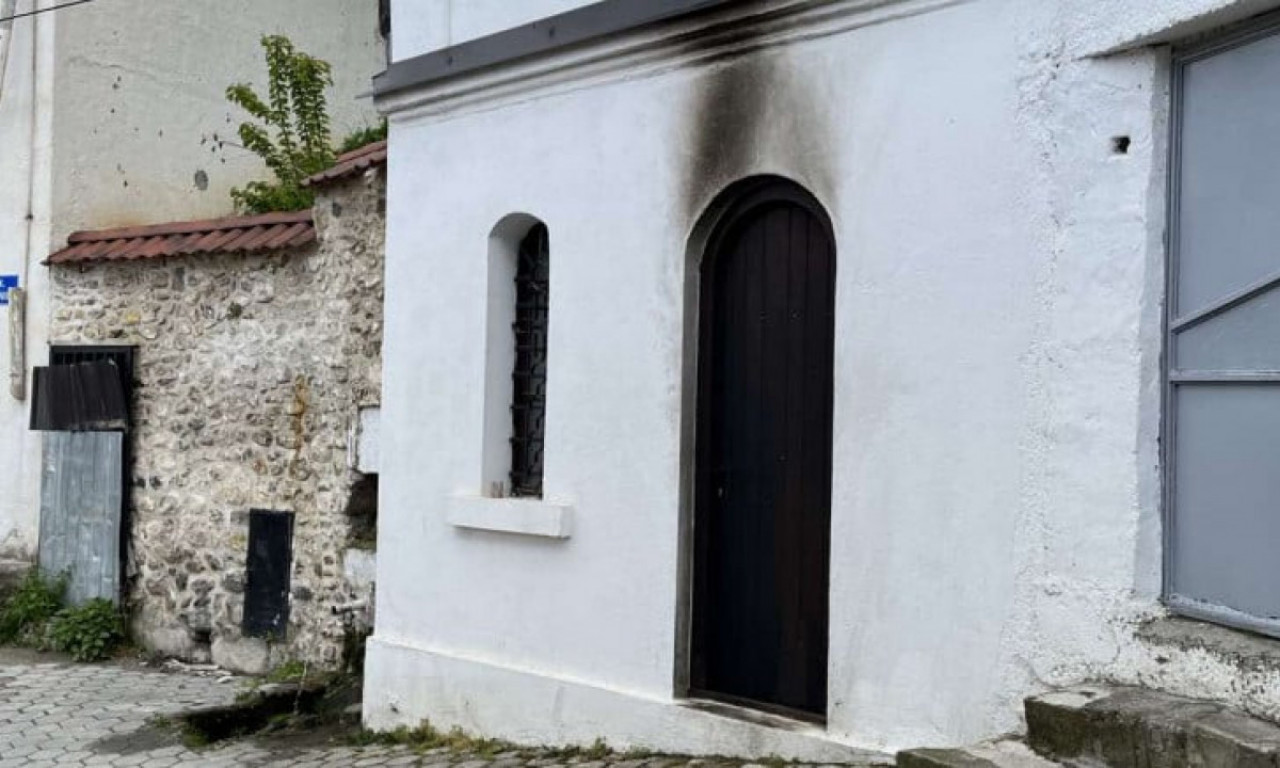 Identifikovana tri MALOLETNIKA koja su ZAPALILA crkvu u Prizrenu