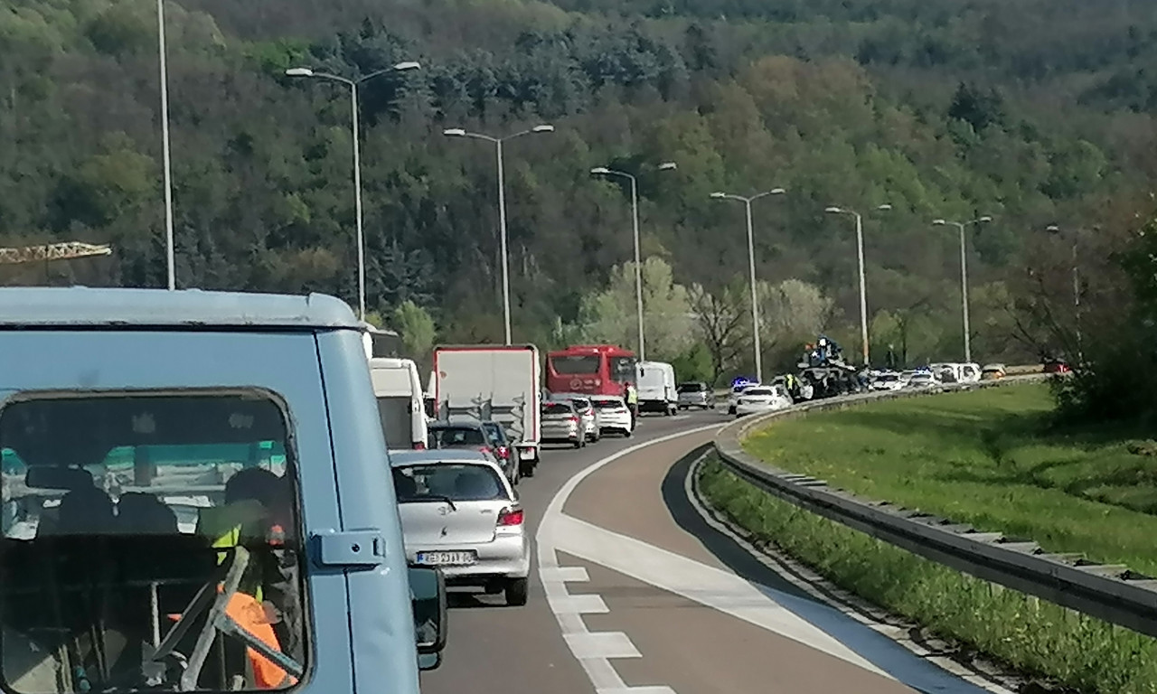 AUTOMOBIL ZAVRŠIO NA KROVU! Kolone vozila u smeru ka Beogradu