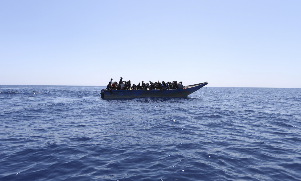 Skoro 60 tela ISPLIVALO na obalu Libije: POTONULA dva BRODIĆA sa MIGRANTIMA