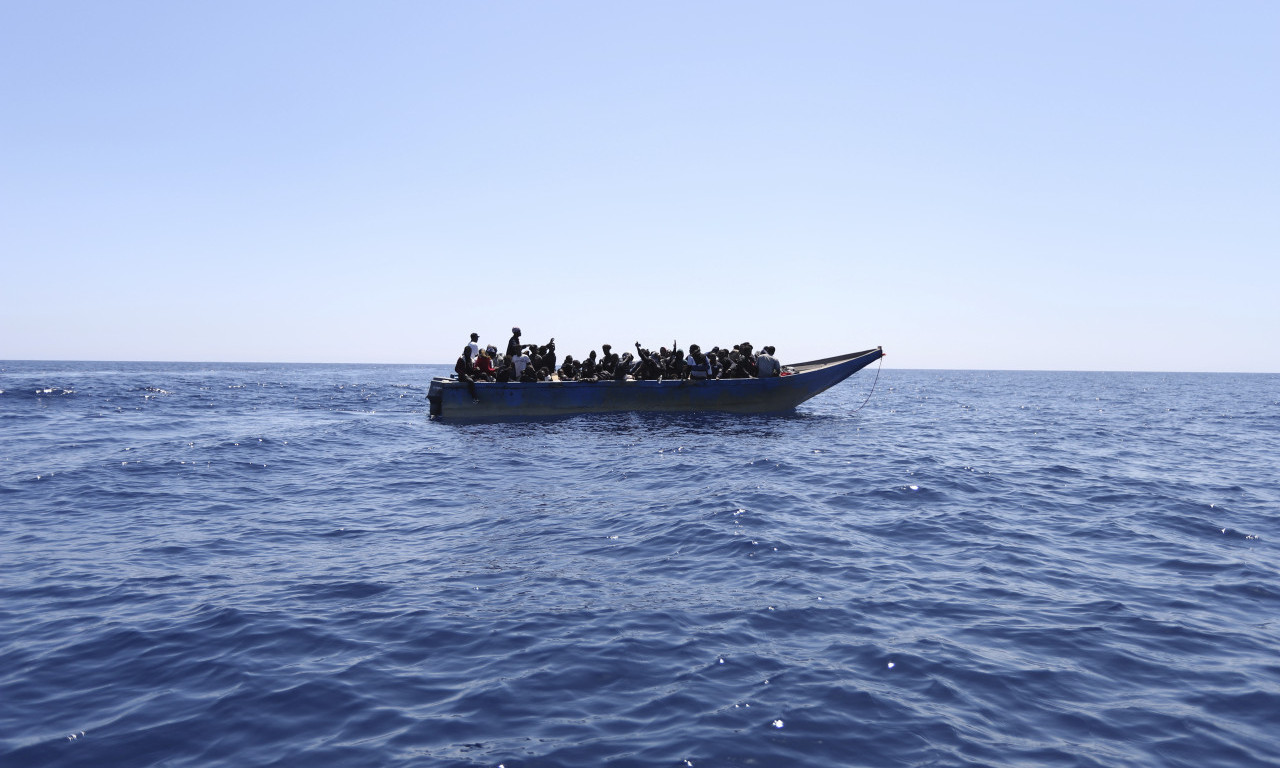 Skoro 60 tela ISPLIVALO na obalu Libije: POTONULA dva BRODIĆA sa MIGRANTIMA