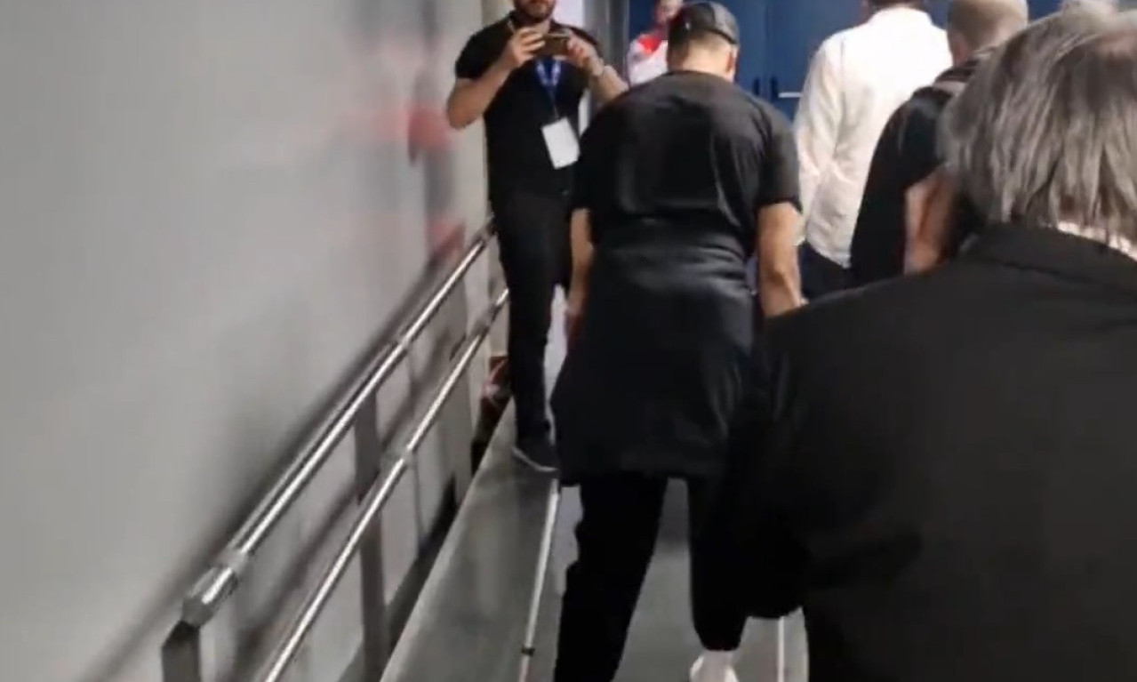 SNIMAK koji nismo želeli da vidimo: EGZUM napustio dvoranu u Madridu NA ŠTAKAMA