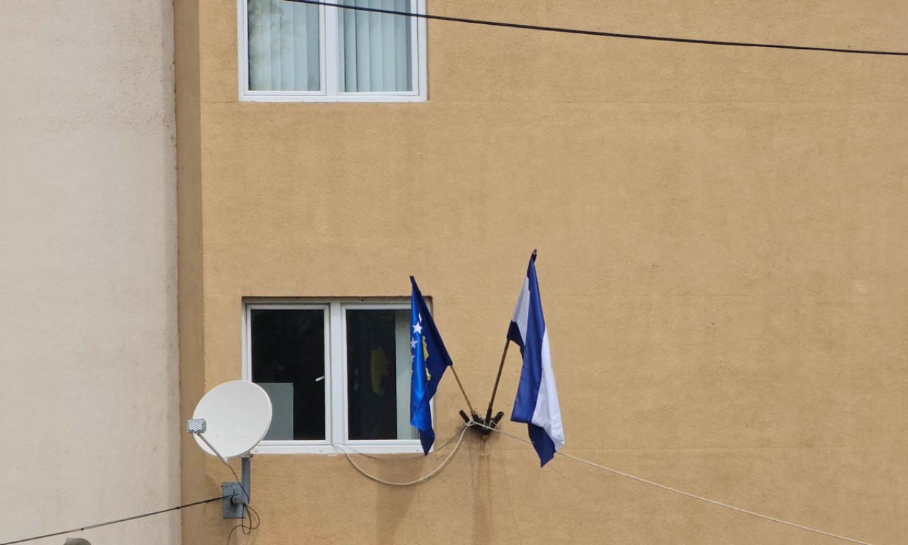Nova PROVOKACIJA na KiM: Na zgradi Policijske stanice u Leposaviću okačena ZASTAVA tzv. Kosova