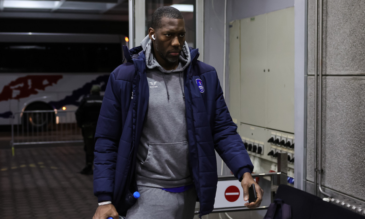 Košarkaš Brajant Danston DOŽIVEO tešku SAOBRAĆAJNU NESREĆU: Vatrogasci ga IZVLAČILI iz automobila