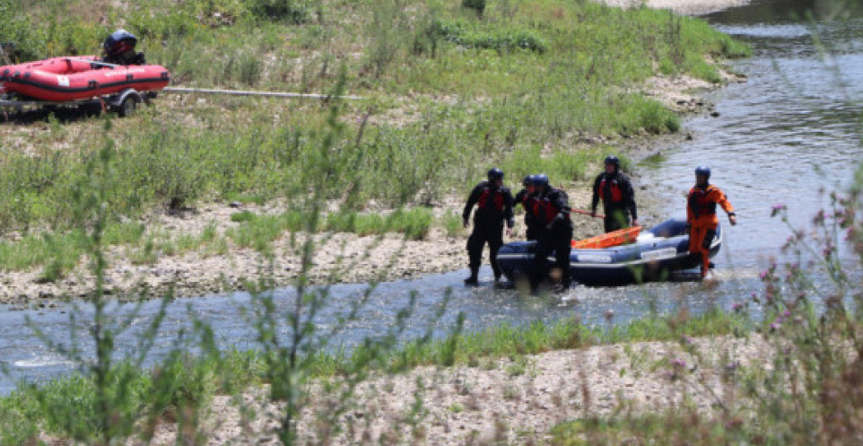 Ronioci izvukli TELO žene iz Morave: Njen muž TRAKTOROM promašio skelu, pa SLETEO u REKU