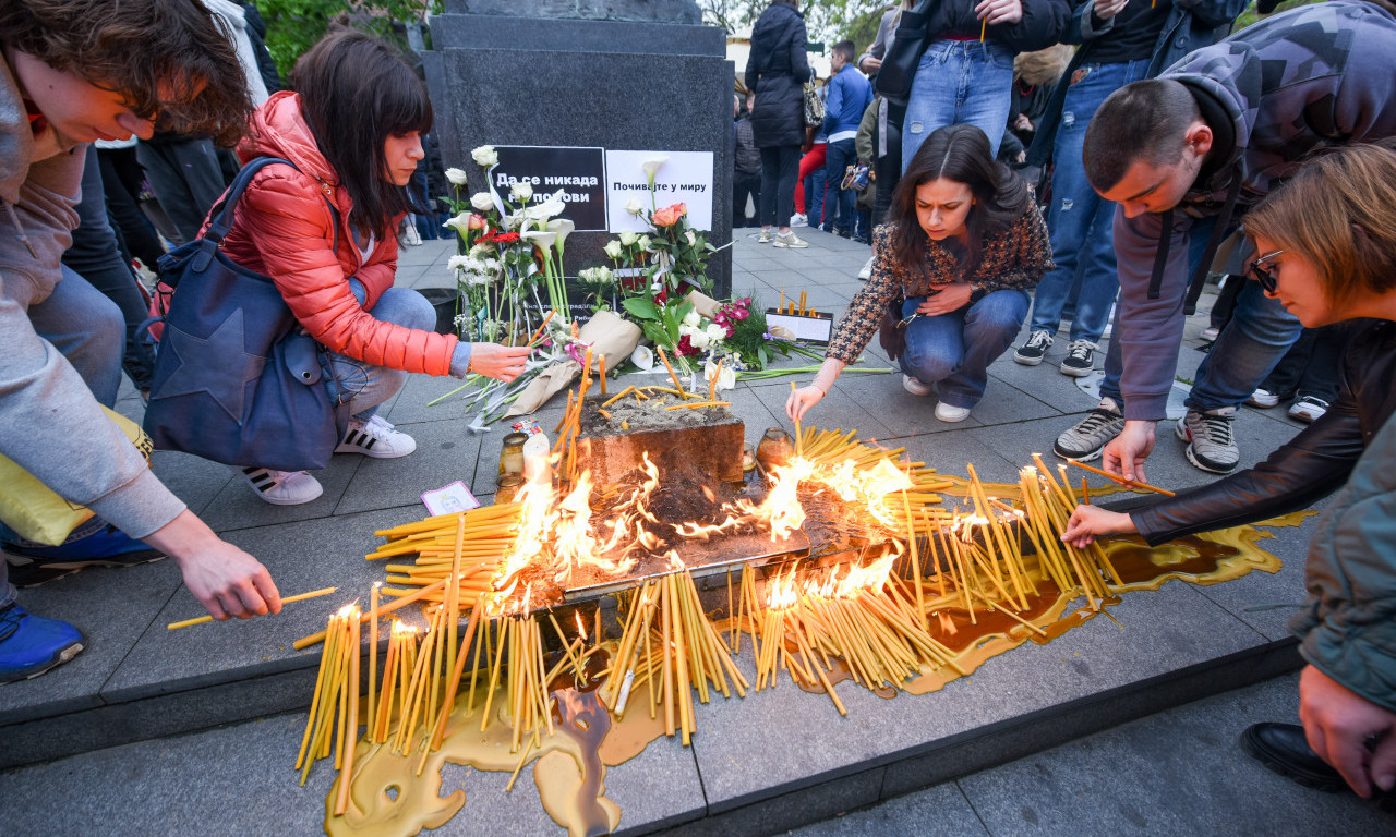 Srbija ZAVIJENA u CRNO: Širom ZEMLJE paljenjem sveća i polaganjem cveća ODATA POČAST nastradalima u MASAKRU