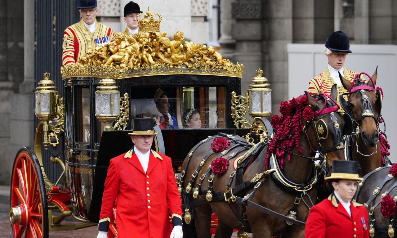 KONJ pokvario krunisanje ČARLSA III: Uznemirena životinja ULETELA u publiku