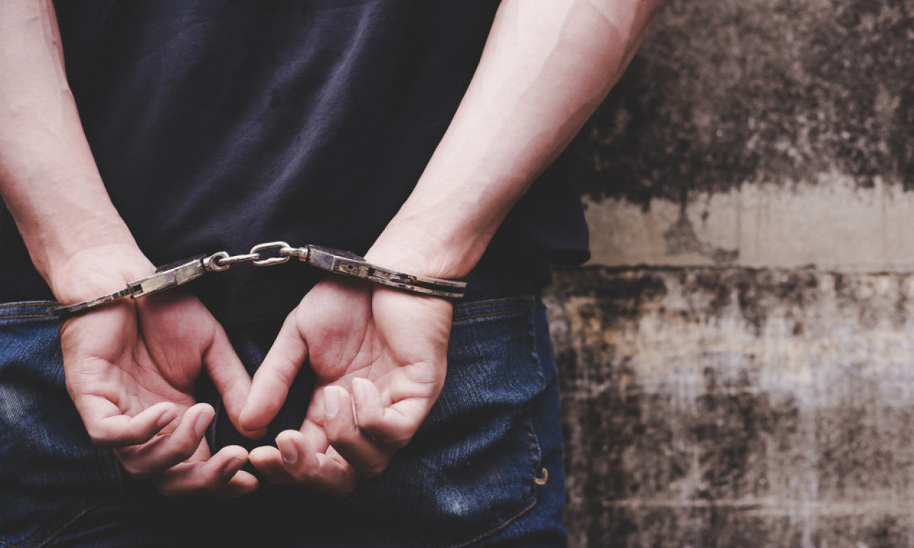 NOSIO PIŠTOLJ I 10 METAKA USRED KRUŠEVCA! Policija hitno reagovala