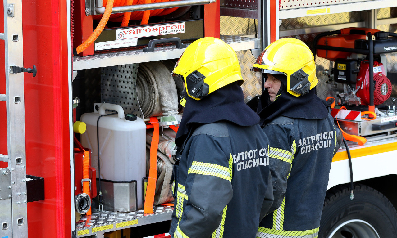 DRAMA NA VOŽDOVCU, BUKNUO POŽAR U SOLITERU Saobraćaj preusmeren, stigli vatrogasci (VIDEO)
