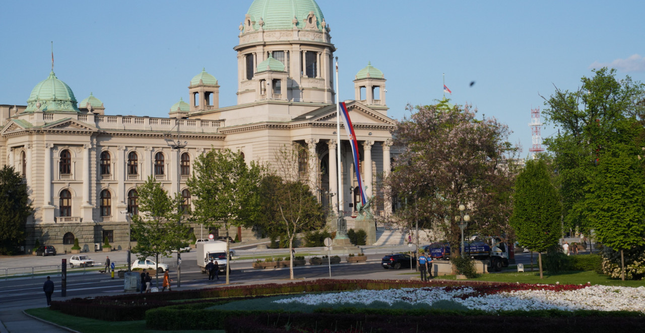 TEŽAK SUDAR KOD SKUPŠTINE! Čovek nepomično ležao na putu (FOTO)