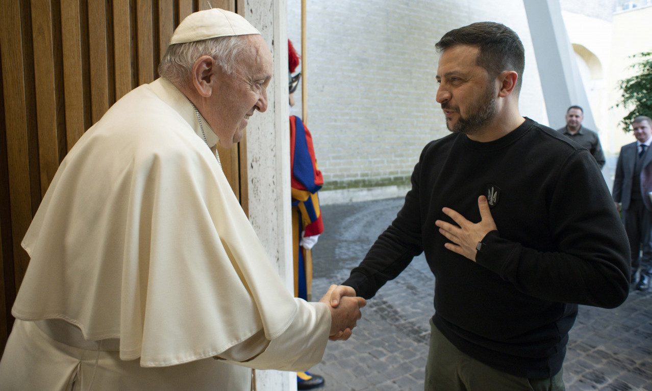 RAT STIGAO i u Vatikan: Zelenski PAPI FRANJI poklonio PANCIR