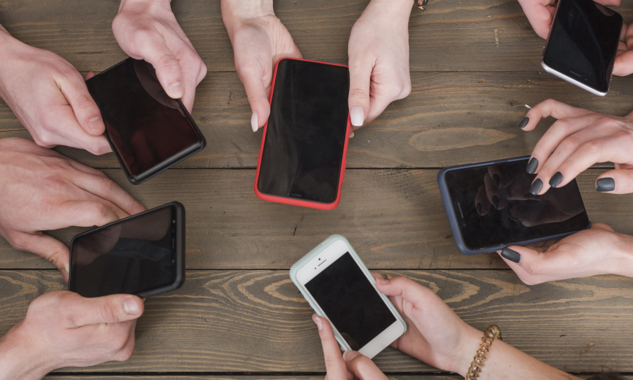 OVAJ STARI TELEFON SADA VREDI ČITAVO BOGATSTVO Neverovatne cifre na aukcijama, može se kupiti stan u Beogradu