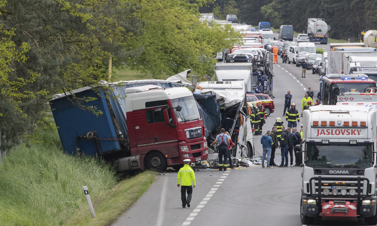 Nove informacije iz Slovačke: Jedna ŽRTVA, povređeno 55 osoba u SUDARU kamiona i autobusa
