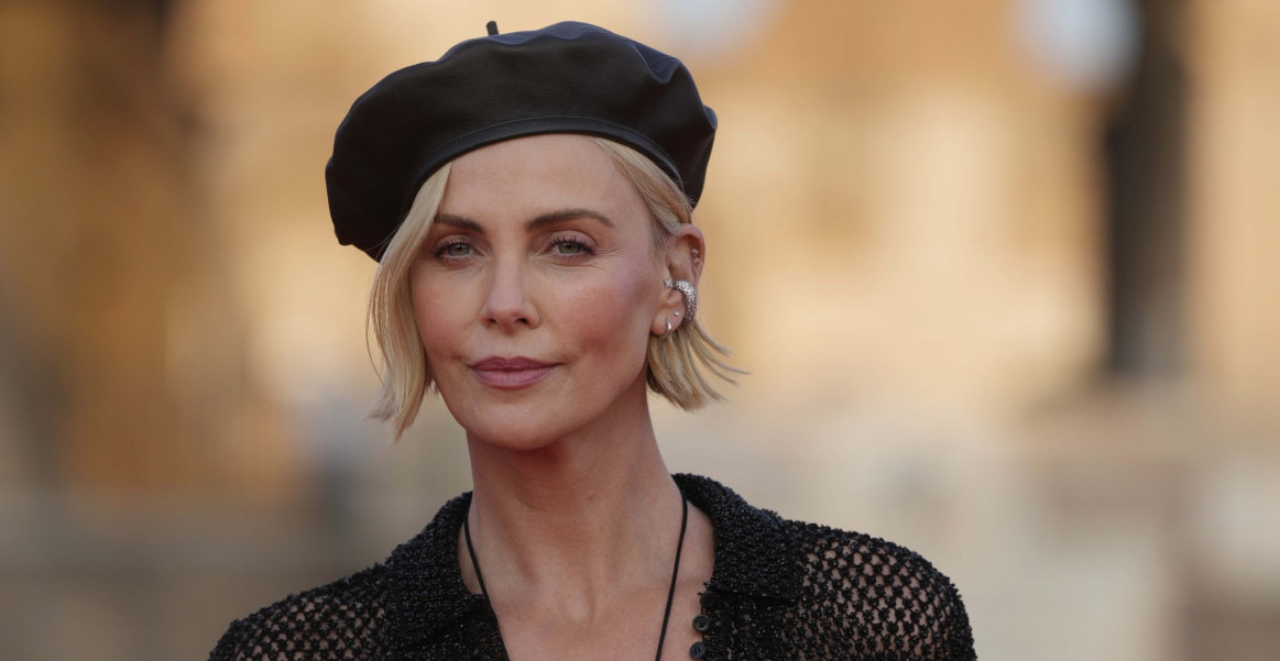 Šarliz TERON ljubi manekena sa NAŠIH PROSTORA: Glumica i Aleks Dimitrijević uslikani kako se DRŽE ZA RUKE