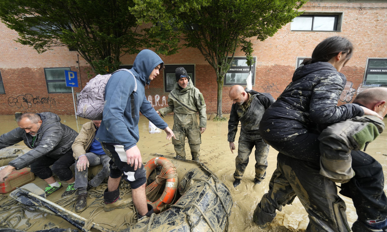 STRAVA u Italiji: U poplavama POGINULO 13 ljudi, 5.000 farmi pod VODOM