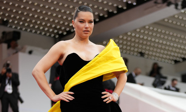 Što duže gledate OVU FOTOGRAFIJU, to je prizor JEZIVIJI, ali Adriana Lima u sredini SIJA od LEPOTE