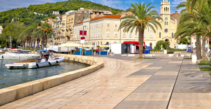 NAJPOZNATIJA HRVATSKA STARLETA DOBILA POZICIJU ZA ŠTAND U CENTRU GRADA Evo za šta će ga korisititi