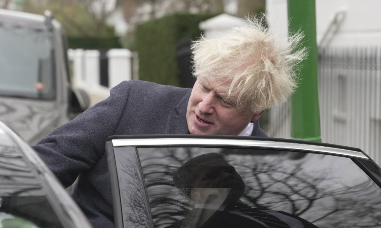 NOJ UJEO BORISA DŽONSONA: Bivši premijer poskočio od bola, incidentu prisustvovao i njegov sin (VIDEO)