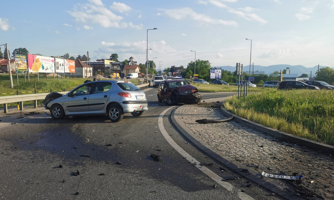 Ušao u KRUŽNI TOK u KONTRASMERU i izazvao sudar: Dve osobe POVREĐENE u udesu kod Preljine
