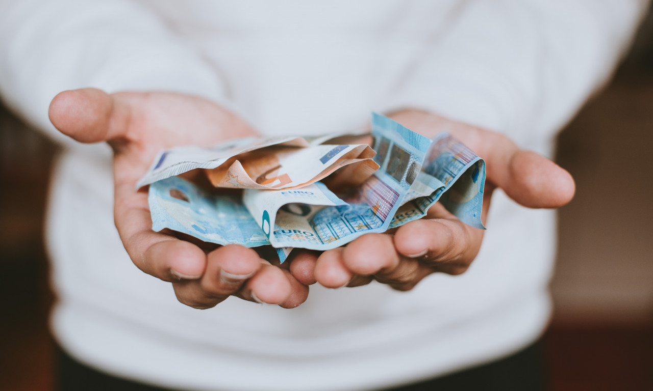 DOMAĆINSTVA I KOMPANIJE U EVROZONI SE SVE VIŠE ZADUŽUJU: Osetno se više traže pozajmice u odnosu na maj 2023.