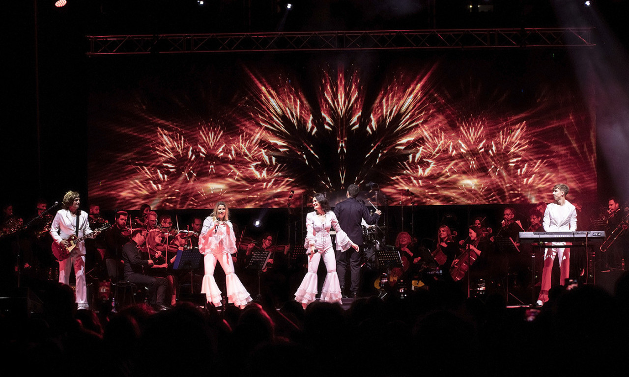 SPEKTAKULARNO VEČE na Tašmajdanu: ABBA Symphonic Real Tribute Show ODUŠEVIO čuvenim hitovima