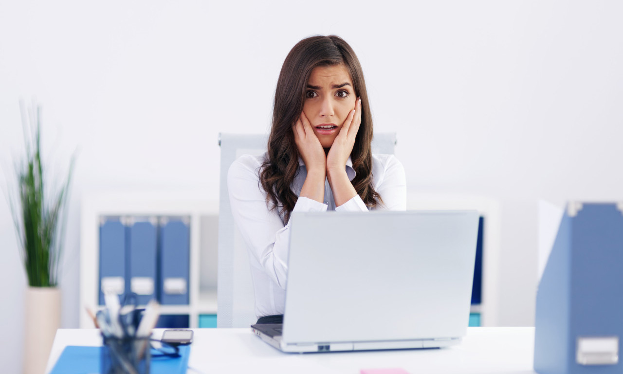 TUŽILA ŠEFA za seksualno uznemiravanje pa DOBILA KAZNU od 5.000 FUNTI