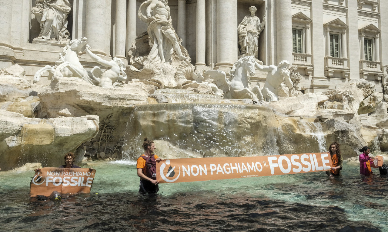 Aktivisti OBOJILI U CRNO vodu u FONTANI DI TREVI: Turisti snimali, policajci hvatali mlade