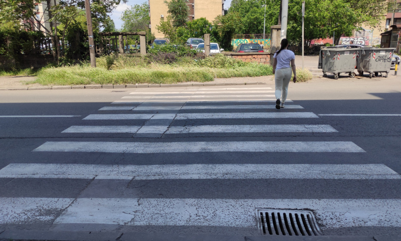 DEVOJKA OBORENA NA PEŠAČKOM NA BANOVOM BRDU Ima teške povrede, hitno prebačena u Urgentni!