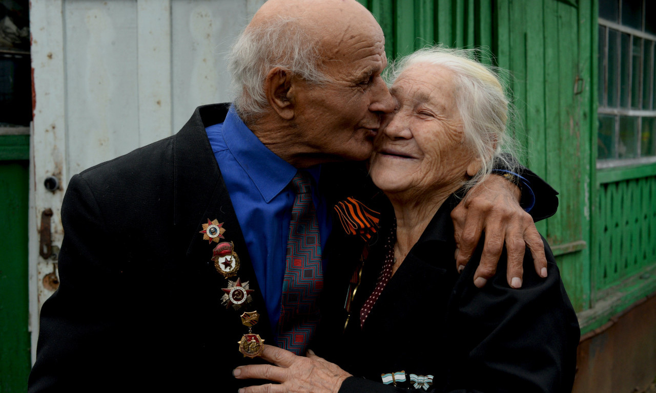 DEKA od 102 godine IZNENADIO suprugu u BOLNICI: Dirljiviji SNIMAK niste dugo videli