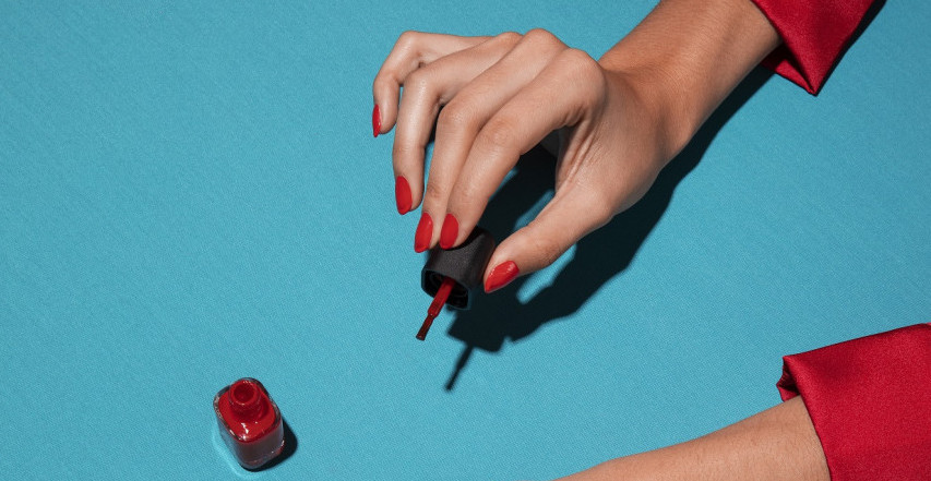 Žena LAKIRALA nokte u AVIONU, putnici pobesneli, a nju BAŠ BRIGA