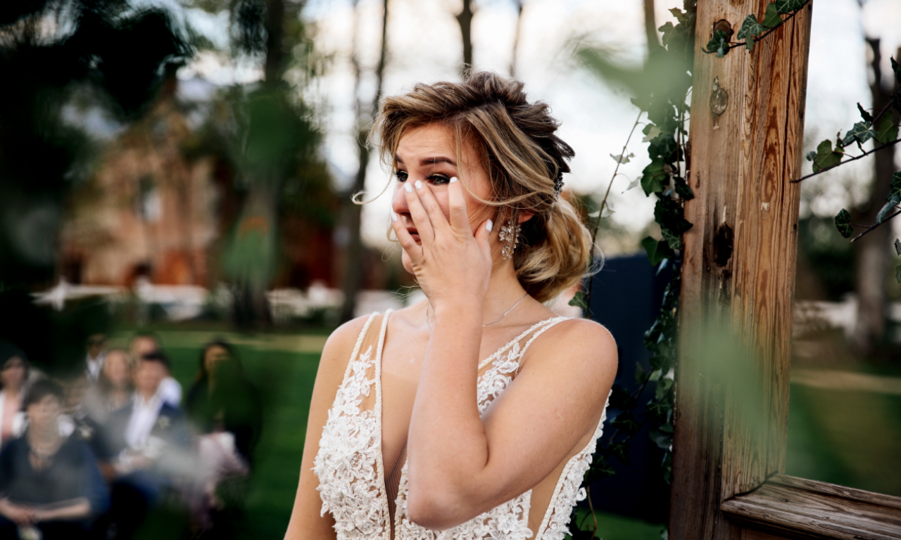 MLADA uoči VENČANJA saznala da je on VARA, pa pred OLTAROM pročitala sve PORUKE koje je dobila