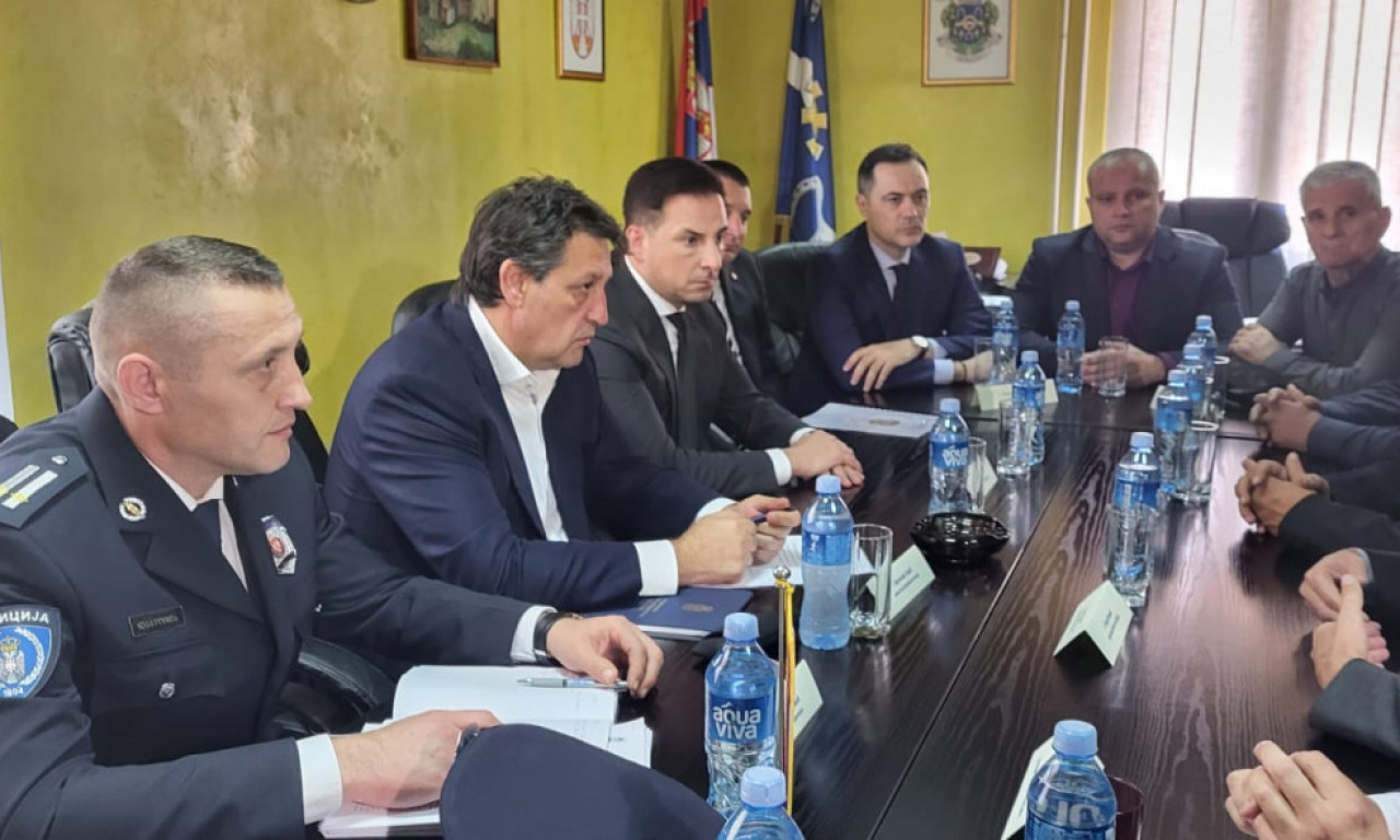 Ministar Gašić u Priboju: Smanjiti tenzije, što pre uhapsiti POLICAJCA UBICU