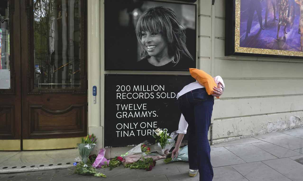 Ispred njenog DOMA U ŠVAJCARSKOJ, ali i širom sveta,  obožavaoci se OPRAŠTAJU od legendarne TINE TARNER