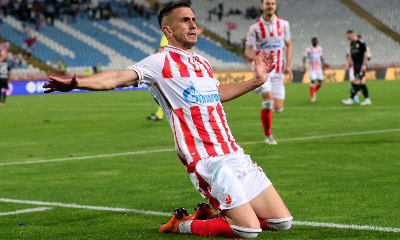 HAOS U MAĐARSKOJ: Bivši napadač Zvezde u klinču sa saigračima, trener ga izbacio iz igre (VIDEO)