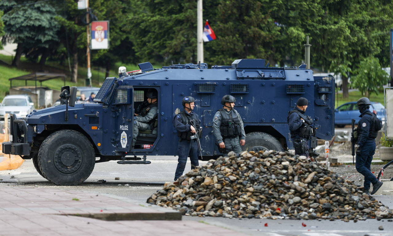 Na Kosovu i Metohiji JUTROS MIRNO, policija tzv. Kosova čuva OKUPIRANE OPŠTINSKE ZGRADE