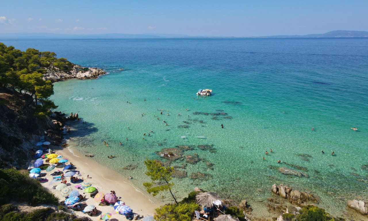 "Plaža koja nestaje" OMILJENA među turistima u Grčkoj, a zapravo je NAJOPASNIJA