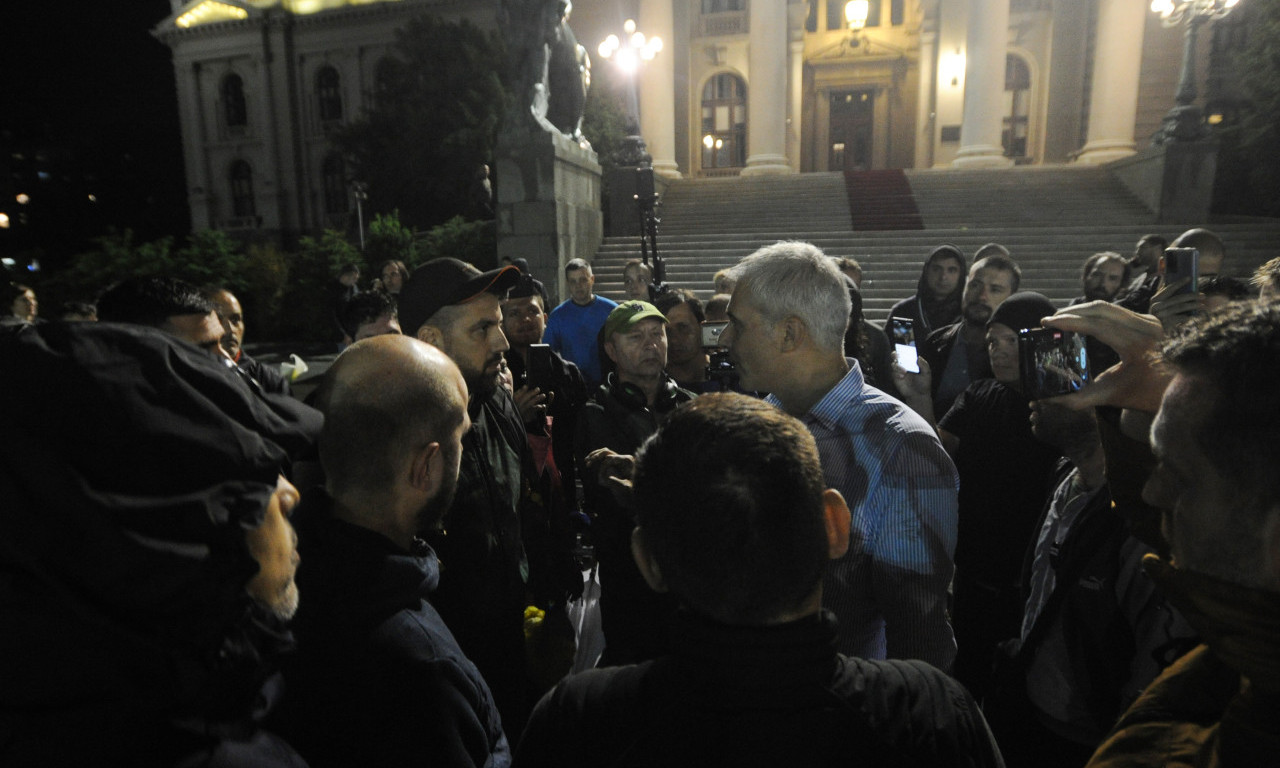 Zatvor za AKTERE TUČE na PROTESTU: Mladić 15 dana, a AMERIKANAC ceo MESEC iza rešetaka