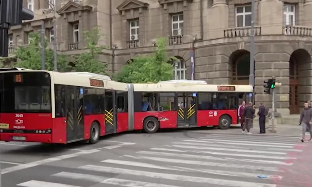 NESREĆA U BEOGRADU! Autobus UDARIO ŽENU koja je van PEŠAČKOG prelazila ulicu! VOZAČ POKUŠAO DA JE UPOZORI, ali...